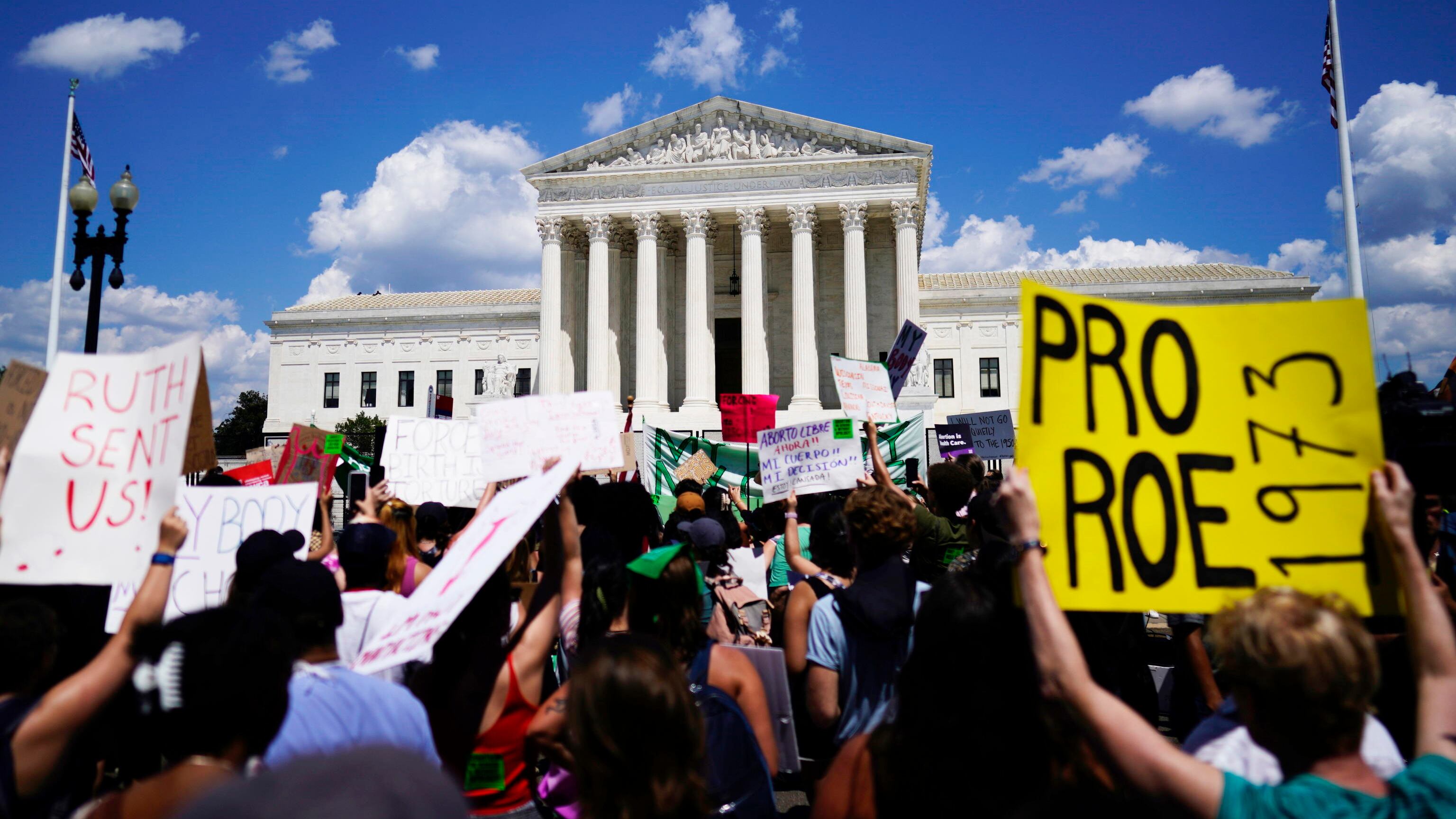 "Riprendete gli interventi". E il giudice blocca il divieto di aborto