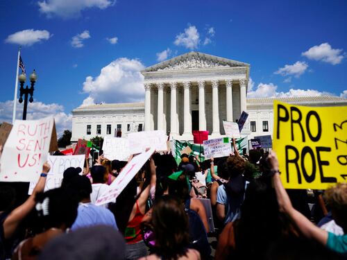 Tutta l'America in piazza per difendere l'aborto. Arizona, assalto al Senato
