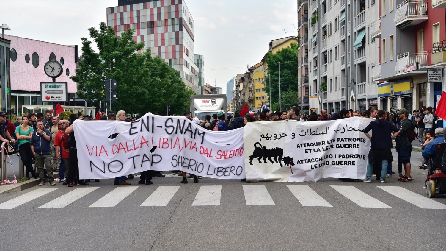 Paura a Milano per il corteo dei black bloc Ma in strada sfilano solo pochi antagonisti