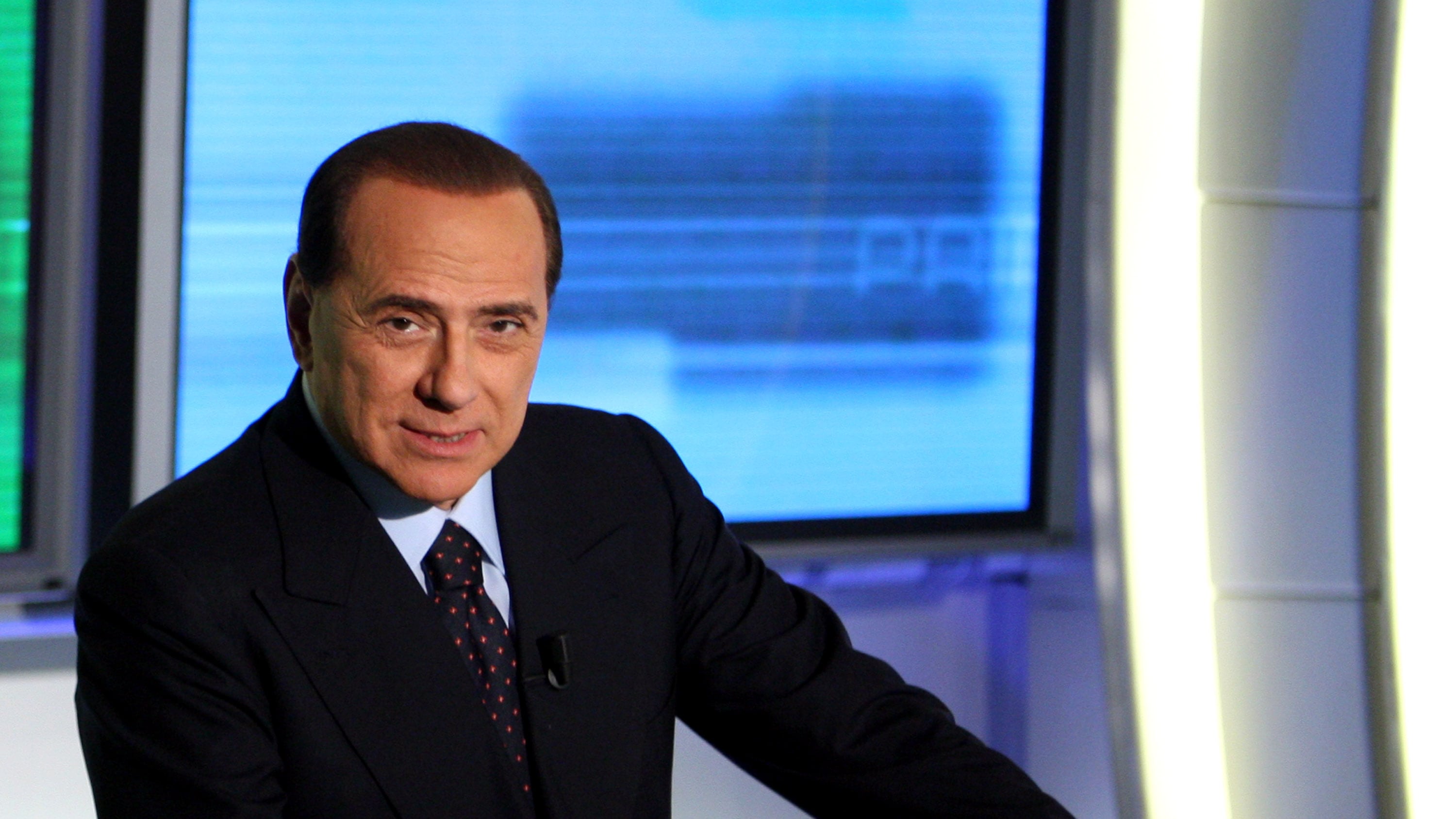 La "follia" di Silvio, sale della democrazia