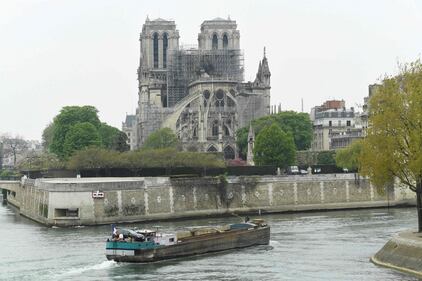 Notre Dame in fiamme: le foto del salvataggio 8