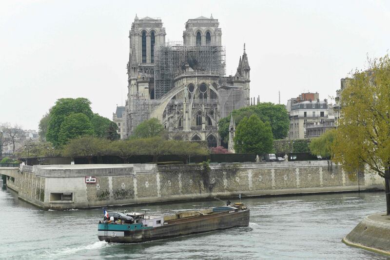 Notre Dame in fiamme: le foto del salvataggio 8