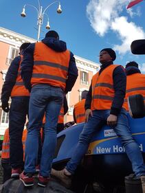 I gilet arancioni in piazza a Bari 7