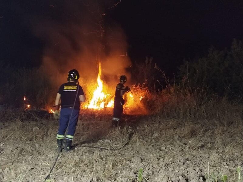 Palermo circondata dal fuoco, chiuso l'aeroporto. I roghi bloccano i soccorsi: muore un'anziana 4