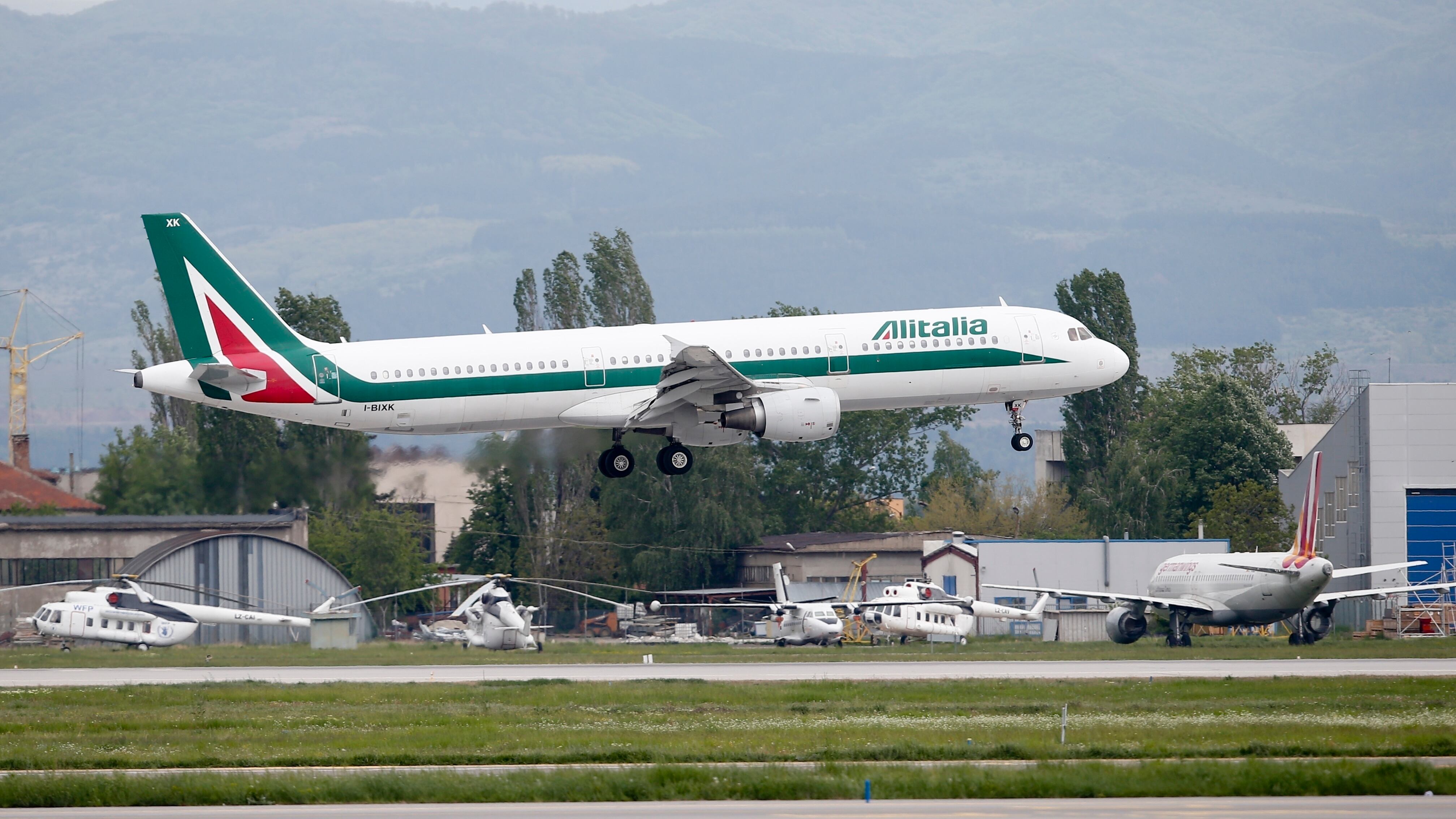 Alitalia, ulteriori 10 mesi di cassa integrazione per gli ex dipendenti: "Segnale positivo"