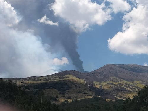 Etna, attività vulcanica in corso: stop agli atterraggi a Catania. Cosa sappiamo