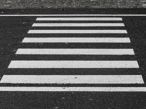 Travolge e uccide 56enne sulle strisce pedonali, poi scappa. Caccia al pirata