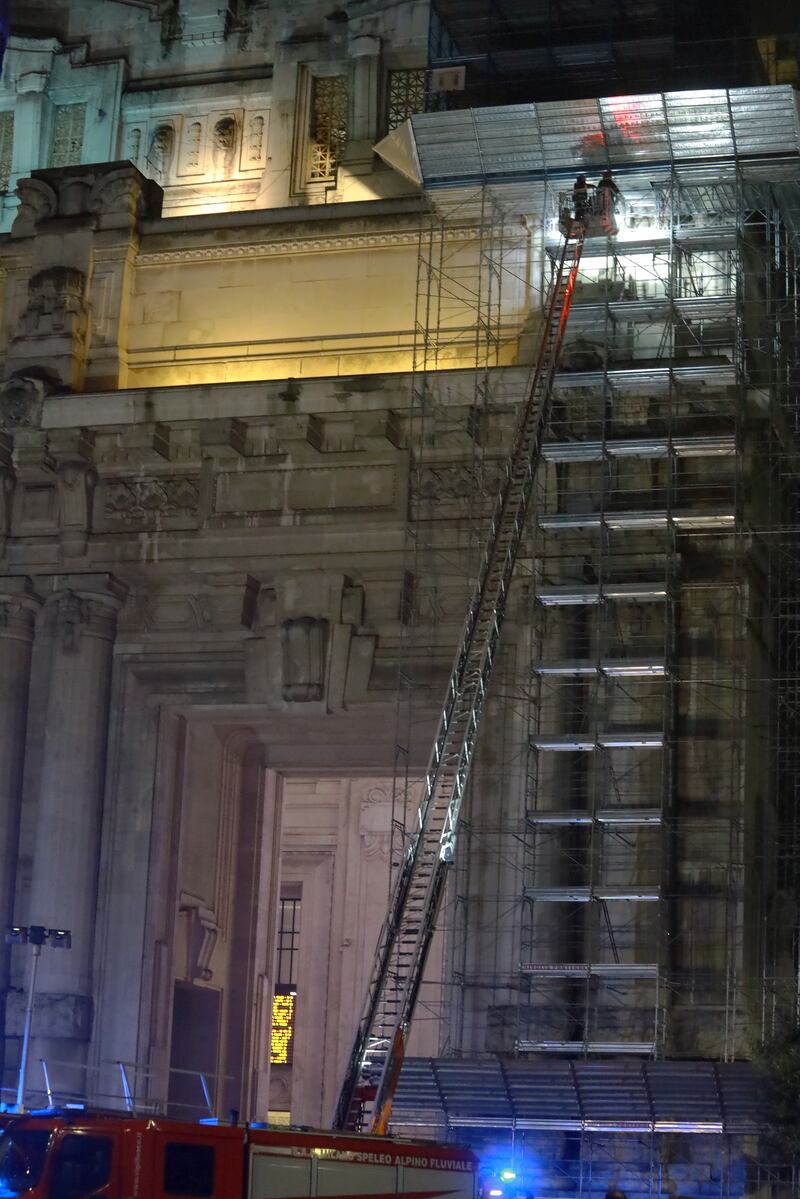Milano, un uomo si arrampica sulla facciata della stazione Centrale 12