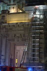 Milano, un uomo si arrampica sulla facciata della stazione Centrale 12