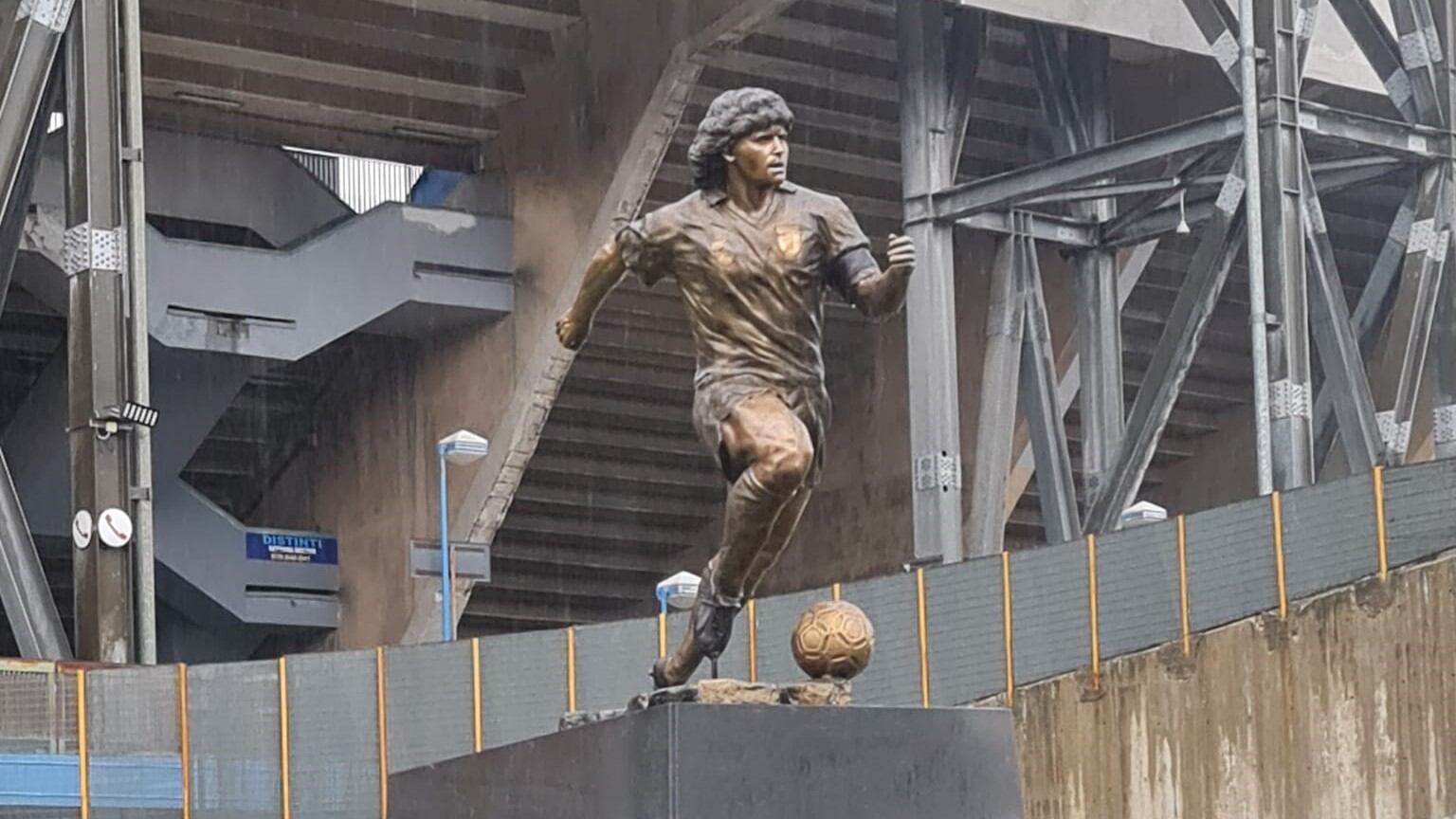 I napoletani ricordano Maradona nell’anniversario della scomparsa: inaugurata la statua allo stadio
