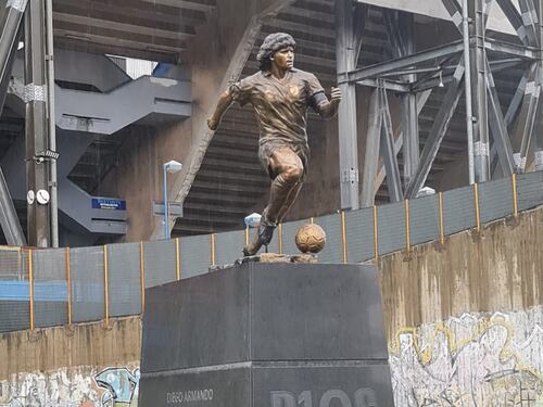 I napoletani ricordano Maradona nell’anniversario della scomparsa: inaugurata la statua allo stadio