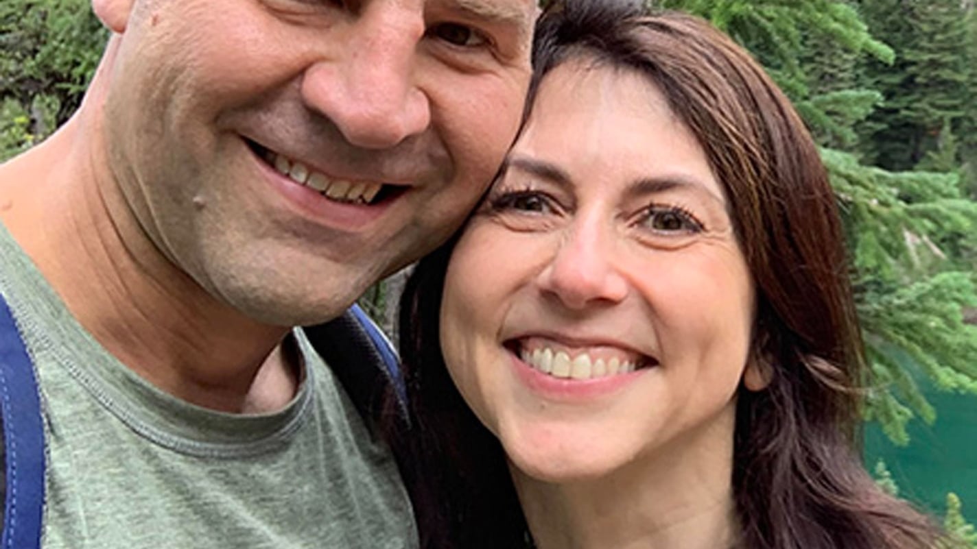 Jeff Bezos, chi è l'ex moglie MacKenzie Scott da cui ha divorziato dopo 25 anni di matrimonio