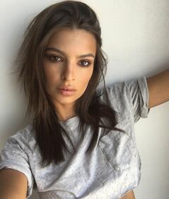 Emily Ratajkowski, topless nel deserto: scatti hot 7