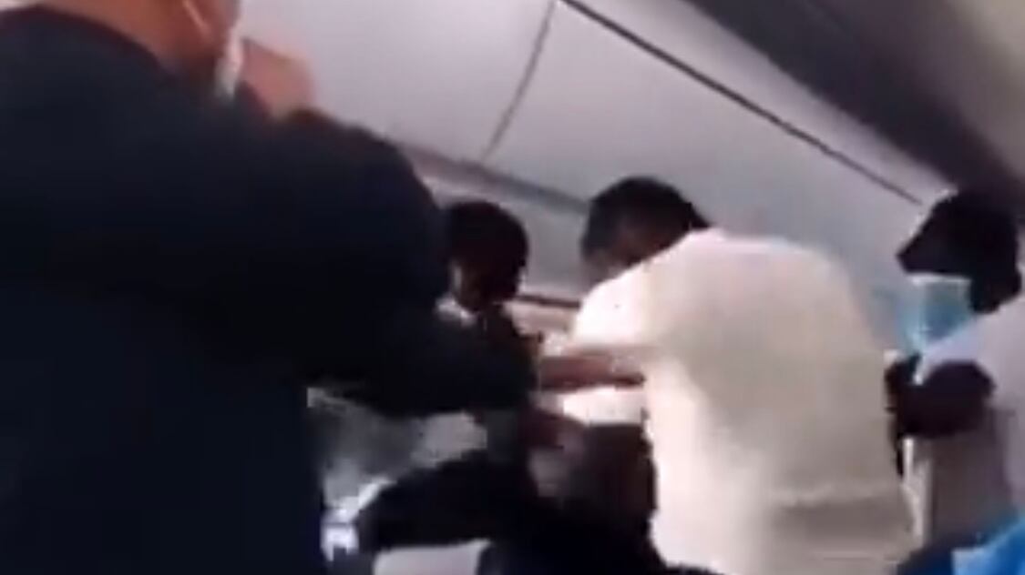 Maxi rissa sul volo: un ferito e 5 arrestati sul Parigi-Cayenne