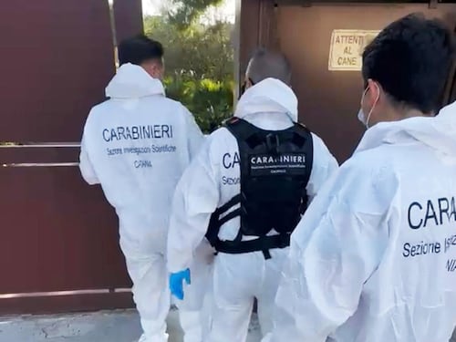 Sorprende rapinatore in casa, lo ferisce a coltellate