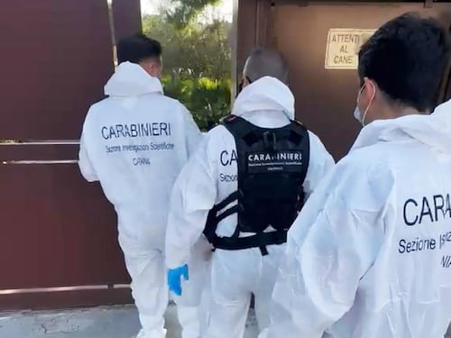 Ladro in azione in casa scoperto dal proprietario, ferito a coltellate
