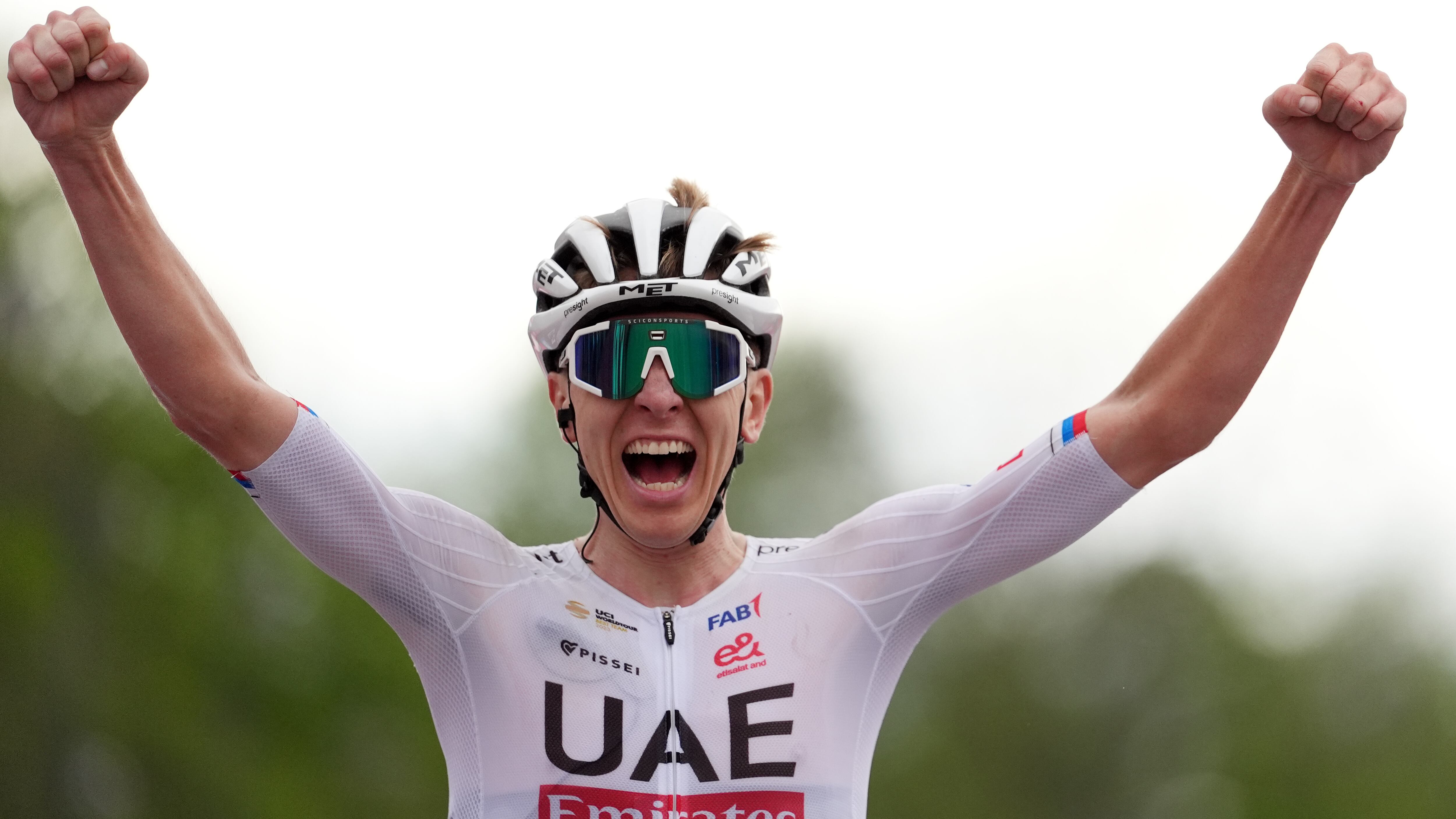 Giro, sulla salita del Pirata Pogacar schianta i rivali: è maglia rosa