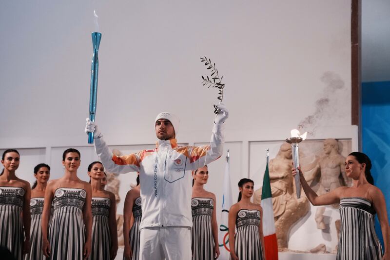 Milano-Cortina 2026: la fiamma olimpica inizia il lungo viaggio da Olimpia 2