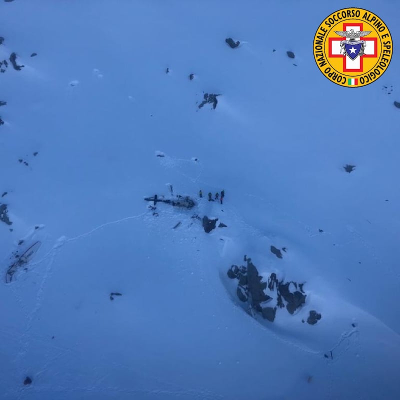 Valle d'Aosta, le foto dei soccorsi dopo lo scontro tra aereo ed elicottero 2