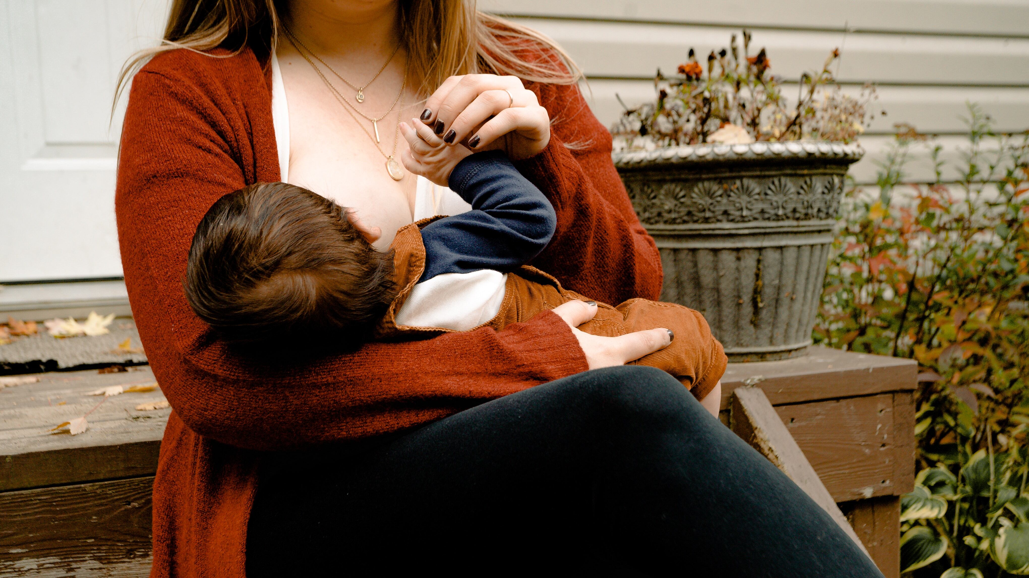 Inquinanti nel latte materno: i risultati dello studio e i consigli per le mamme