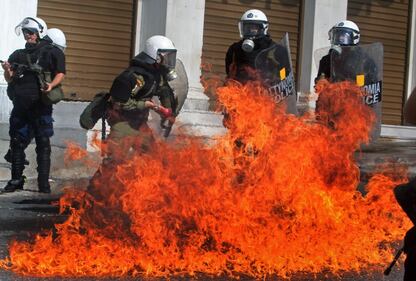 Grecia, un morto negli scontri 8
