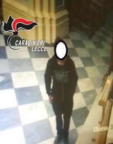 Nel Leccese, ladro in azione per rubare le offerte e una collana di oro 4