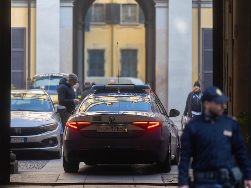 Fermato per atteggiamento molesto, marocchino esce dalla Questura e distrugge cinque auto: arrestato
