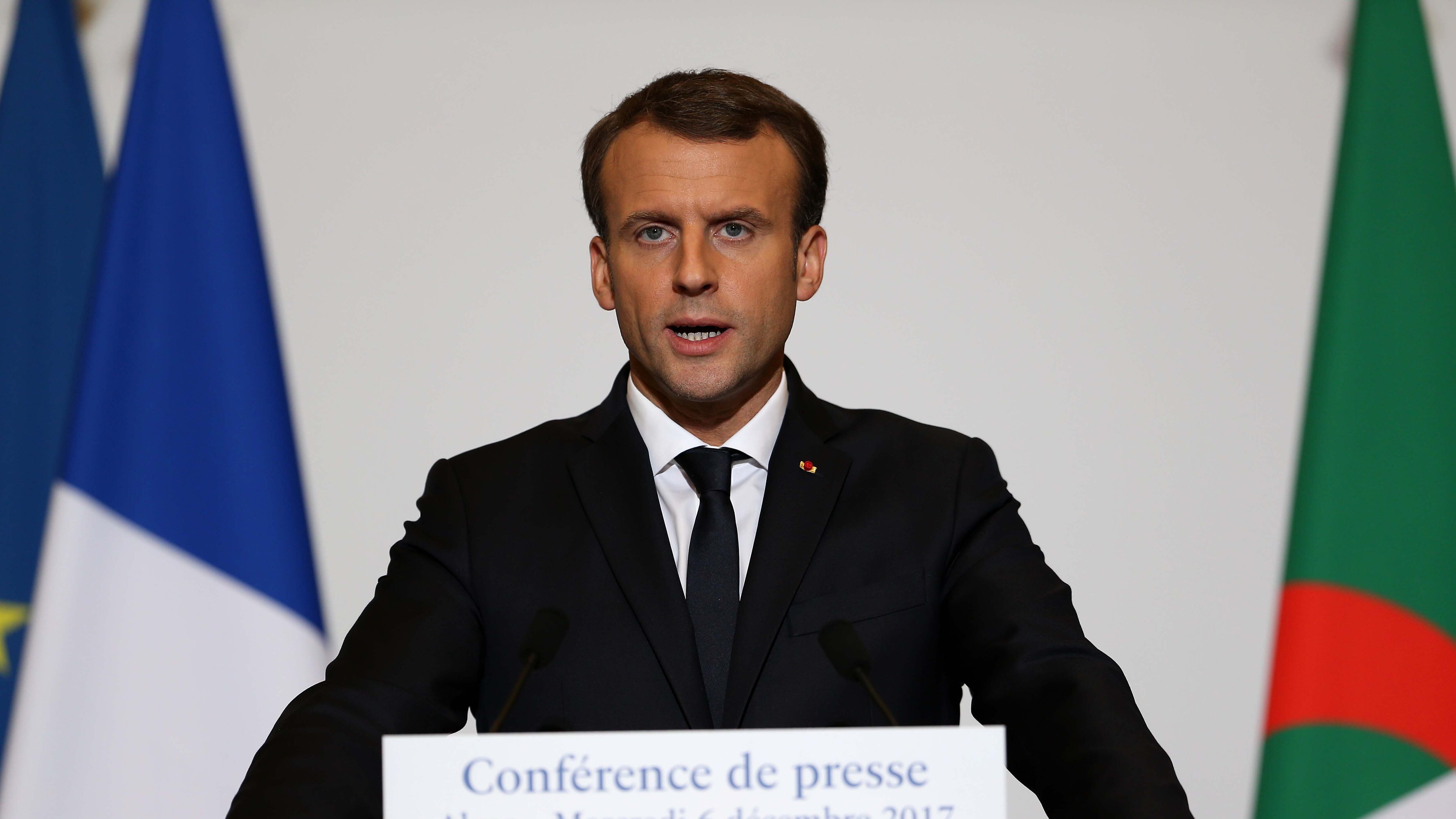 La riforma di Macron: addio a termini "padre" e "madre" nelle scuole