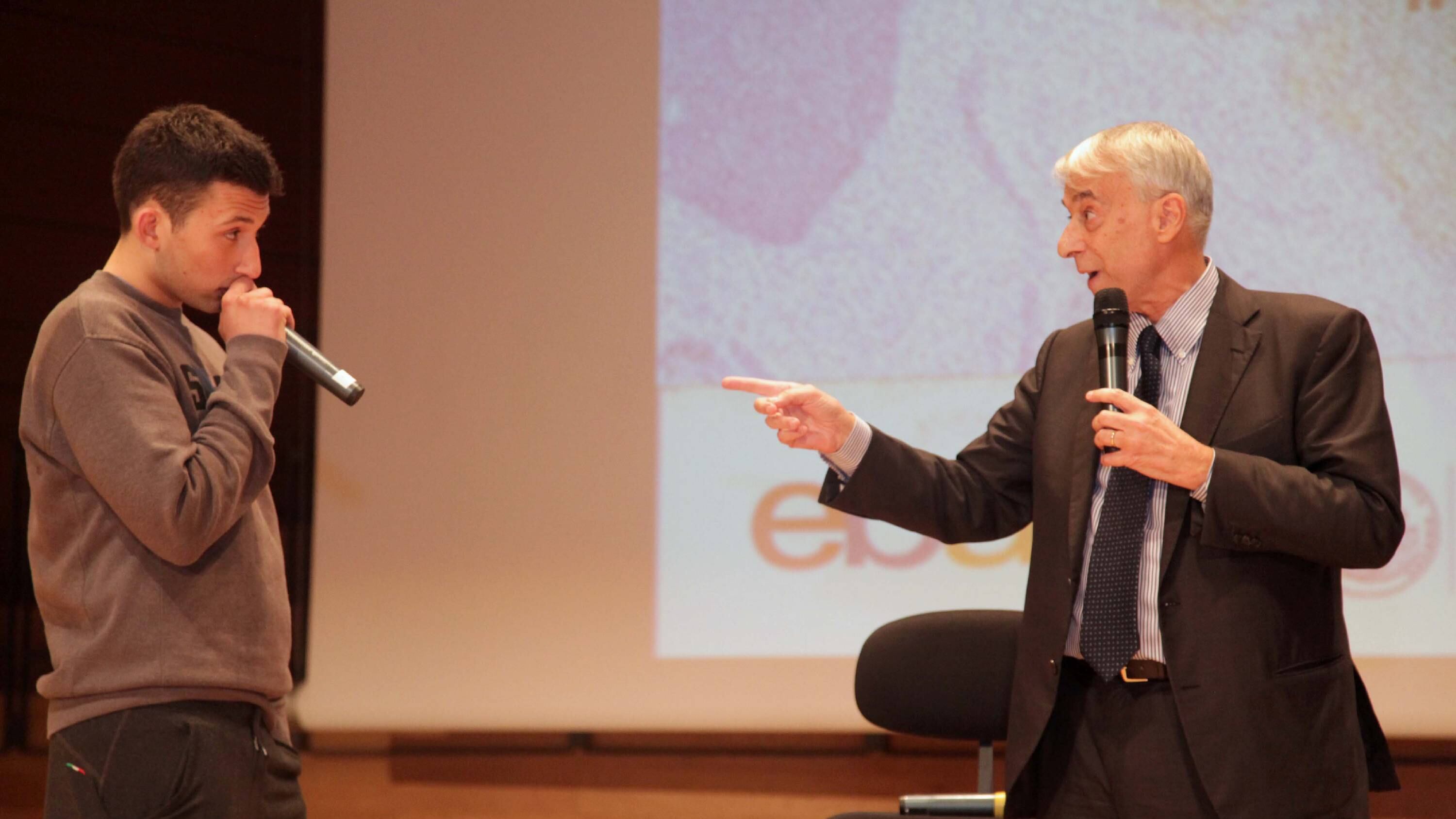 Studente dà una lezione a Pisapia