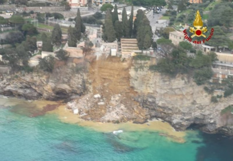 Frana su cimitero di Camogli, bare in mare 2