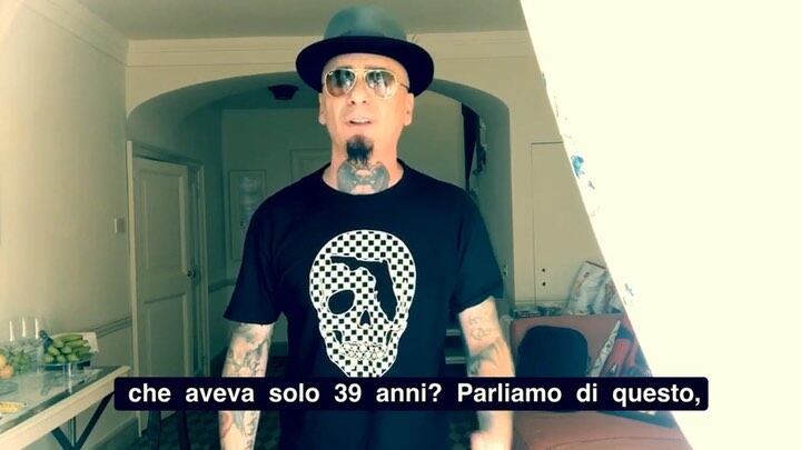 J-Ax si sfoga sui social: “Un mio fan è morto mentre lavorava, basta str…”