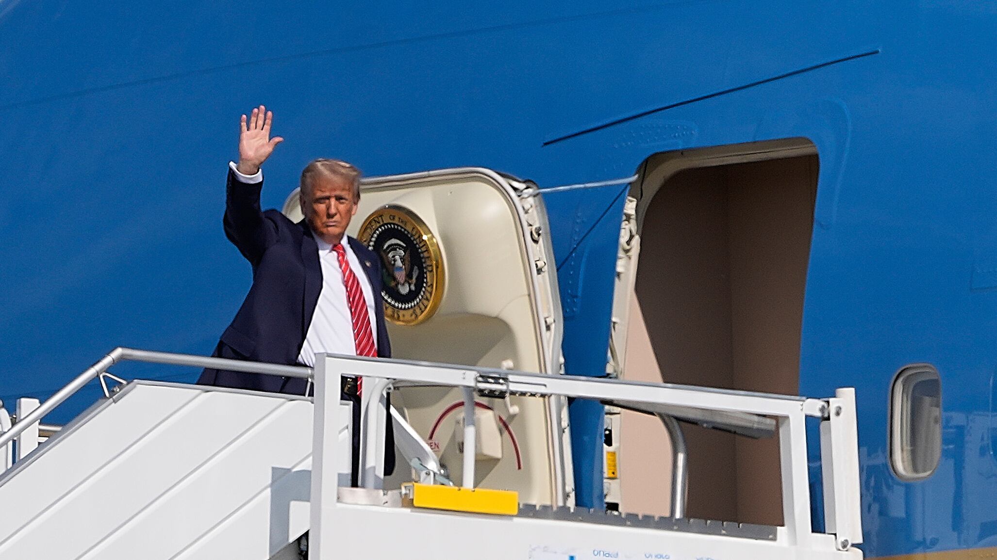 Donald alla guerra con media e 007: "Nucleare cancellato non avranno bombe"