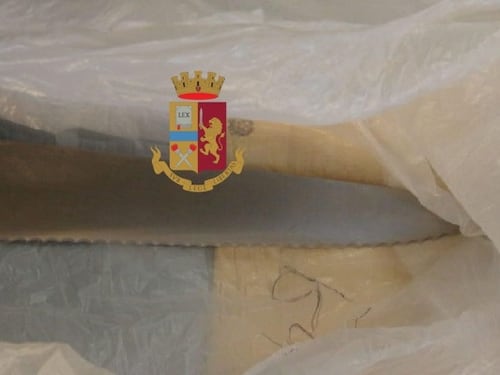 Napoli, minaccia donna col coltello e tenta di violentarla