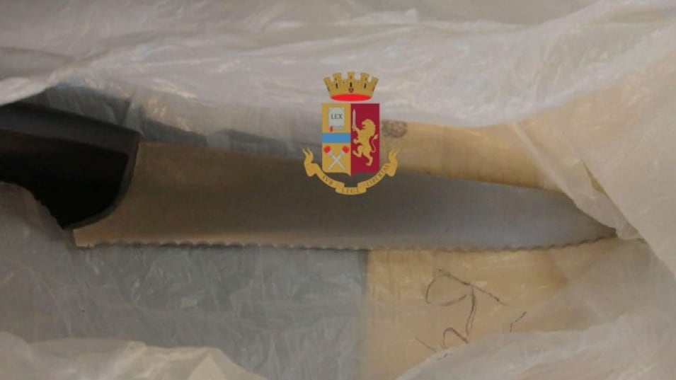 Napoli, minaccia donna col coltello e tenta di violentarla