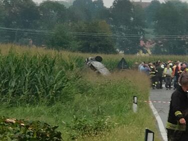 Si schianta aereo delle Frecce Tricolori nel Torinese, morta una bimba. Le immagini 4