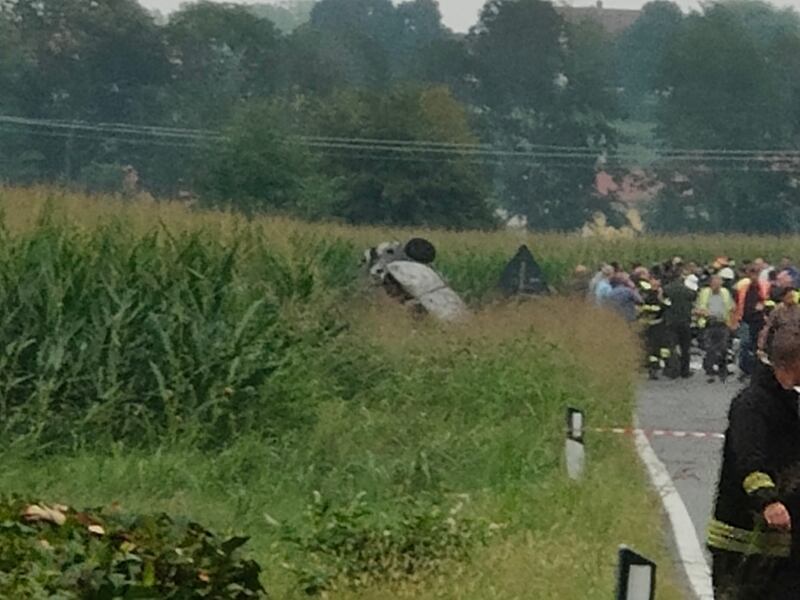 Si schianta aereo delle Frecce Tricolori nel Torinese, morta una bimba. Le immagini 4