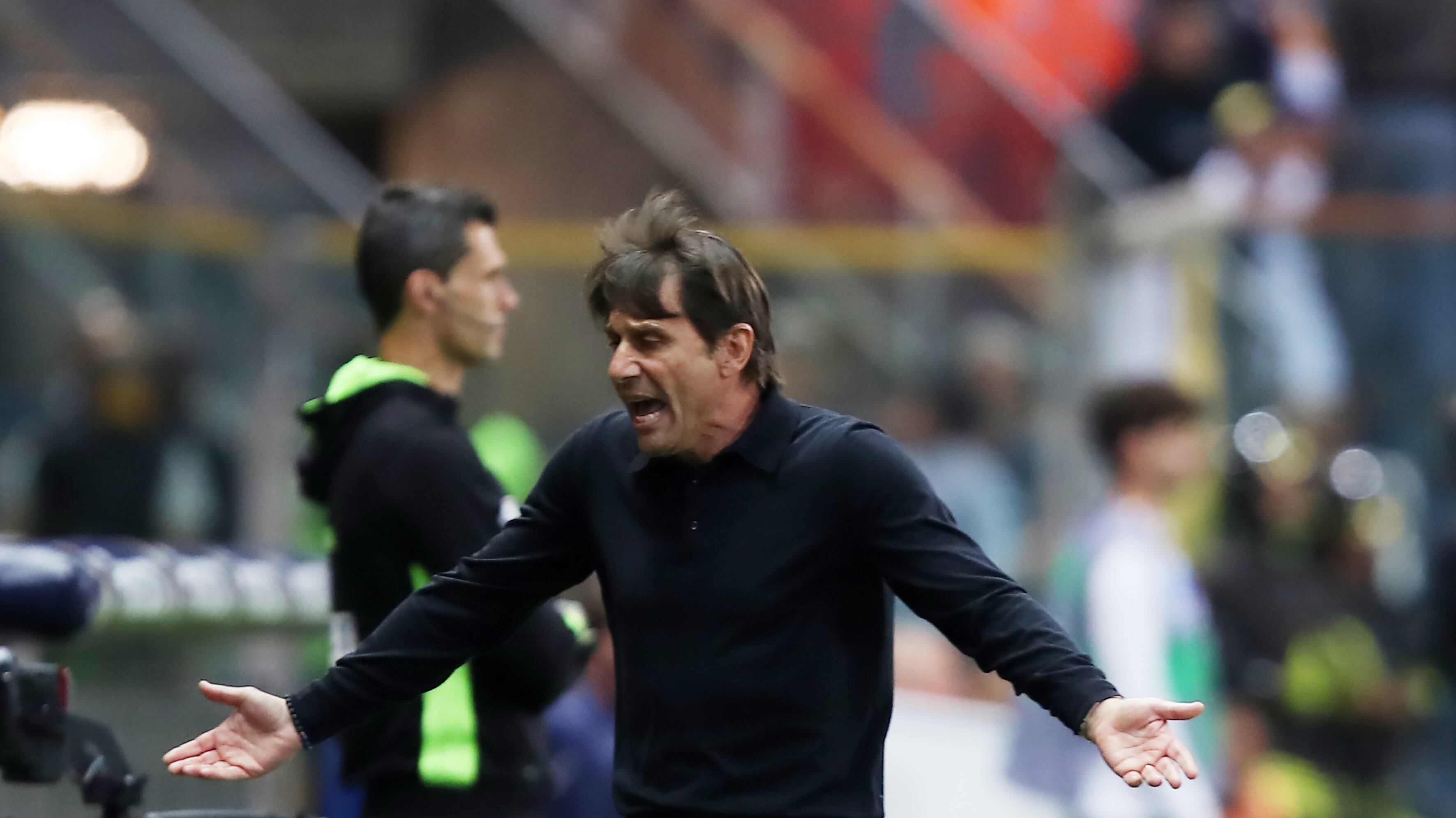 Conte vede Napoli e poi vince. Amato, odiato, vagabondo