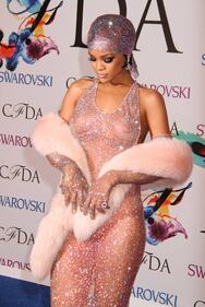 Il nude look di Rihanna che fa girare la testa 17