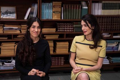 Amal Clooney con il "pancino" all'evento contro l'Isis 45