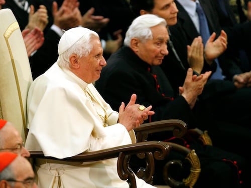 "Benedetto XVI è gravemente malato": cosa succede al Papa emerito