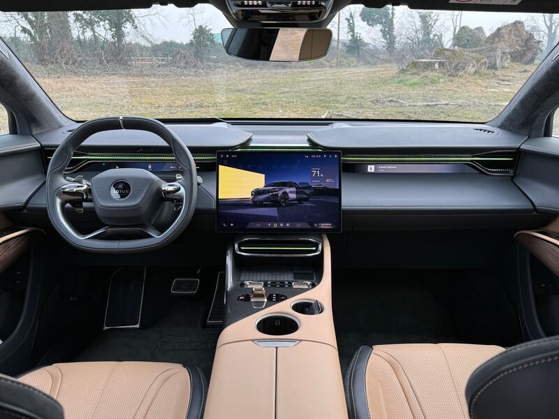 Lotus Eletre: guarda la gallery del nuovo suv elettrico anglo-cinese da 612 CV 16