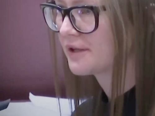 La maxi frode, la serie Netflix e ora la beneficenza: la nuova vita di Anna Sorokin