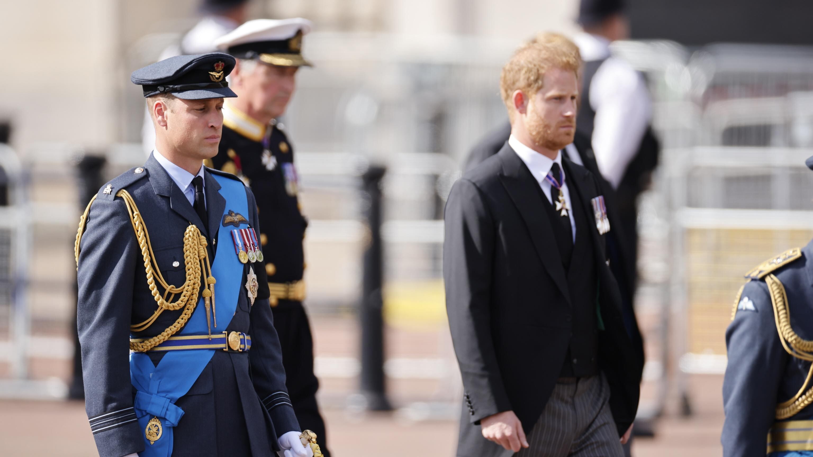 Lo sguardo, le mani, la distanza: i gesti di Harry e William al funerale