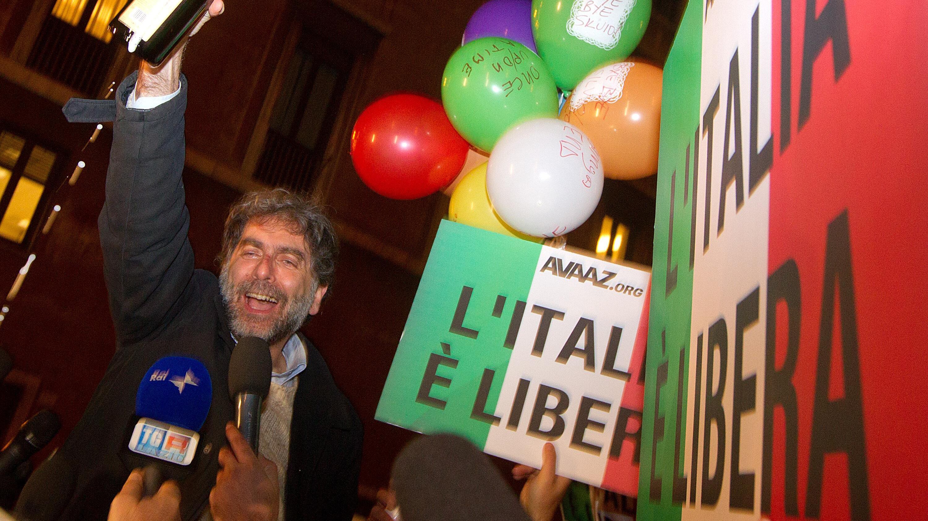 Tra brindisi, insulti, sfottò gli anti Cav festeggiano: "Ora tocca a tutti gli altri"