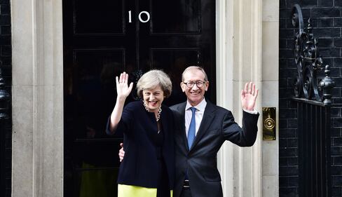 Theresa May a Downing Street 9