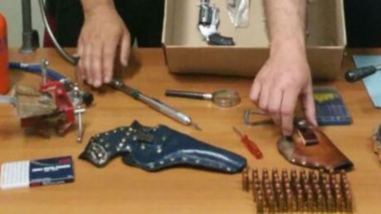 A spasso con la pistola e il cappello da cowboy, 65enne in manette