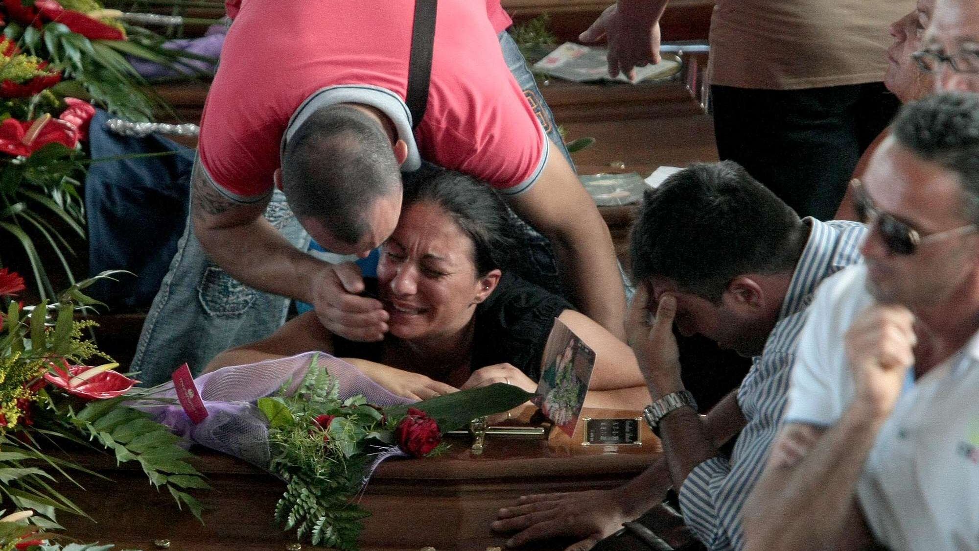 "Anna, Gennaro, Maria...": l'appello al funerale fa piangere 5mila persone