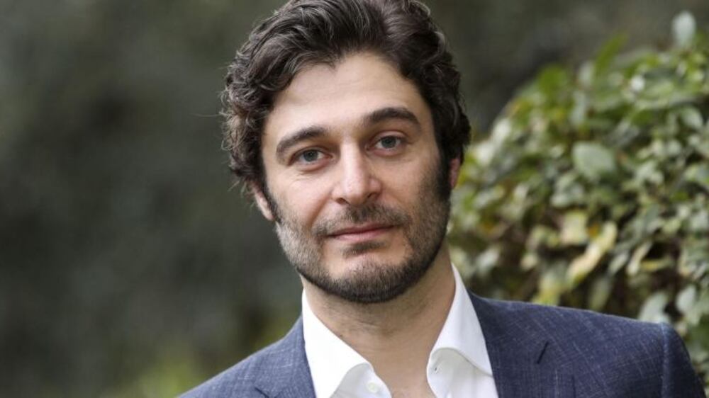 Il bacio di Lino Guanciale alla nuova compagna crea subbuglio sui social