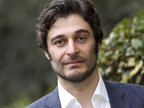 Il bacio di Lino Guanciale alla nuova compagna crea subbuglio sui social