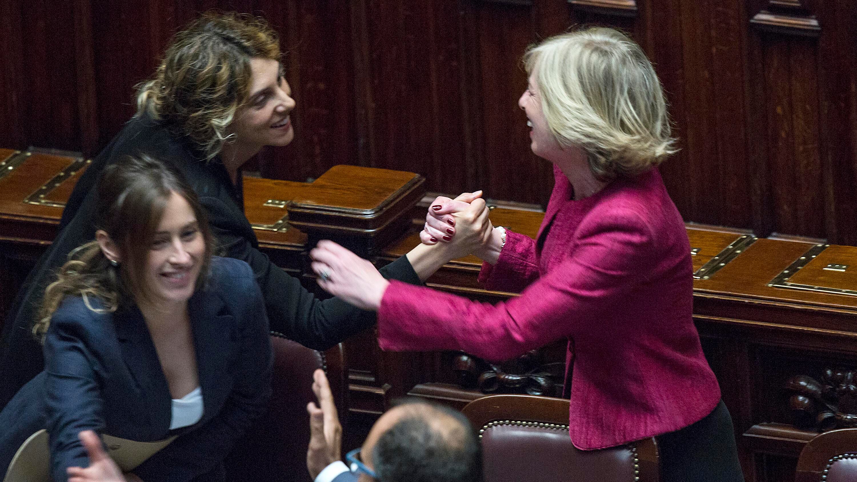 Scuola, via libera alla Camera ma nel Pd si smarcano in 40